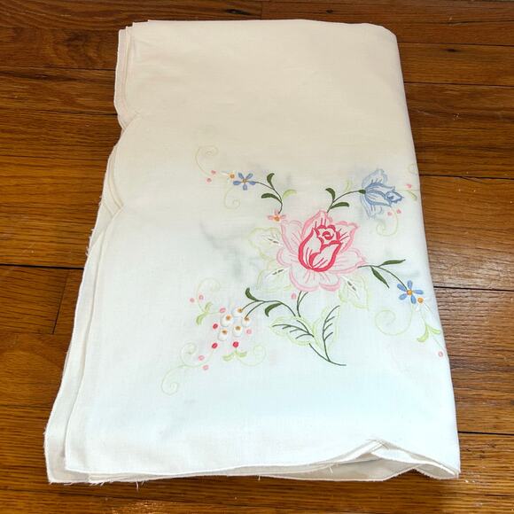 Vintage Embroidered Floral Linen Tablecloth with Scalloped Edges - Picture 10 of 14